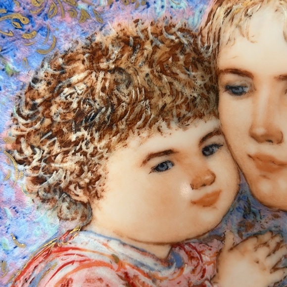 Vintage Edna Hibel Mother’s Day Collectible Plate “Erica and Jamie - Picture 4 of 7